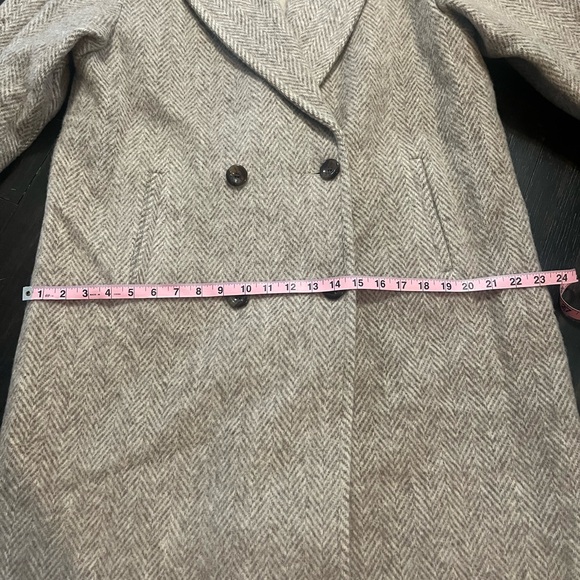 Chic Beige Double-Breasted Trench Coat - Picture 8 of 9